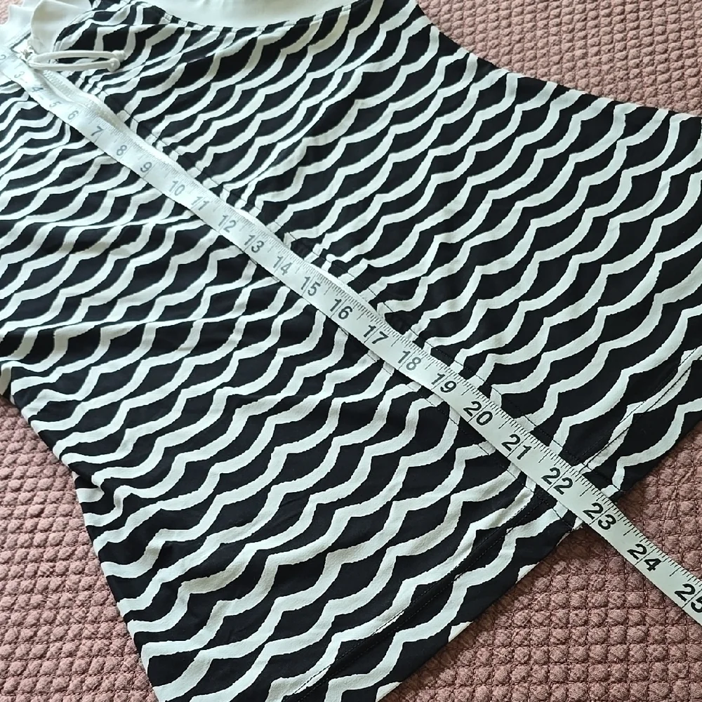 Seafolly Black and White Wave Pattern Rash guard Vest Top - Picture 7 of 14